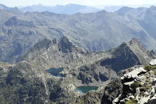 16-au-fond-les-deux-premiers-etangs-de-lagardelle-et-le-col-pour-passer-a-Roumazet