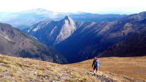 16-descente-du-col-de-Terrers-la-dent-dOrlu-le-massif-de-Tabe-