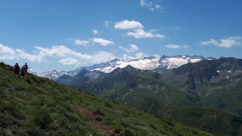 3-au-fond-le-massif-de-la-Maladeta-copie