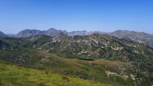 4-au-premier-plan-la-crete-du-retour-avec-le-Pradel-a-2378m-et-letang-de-ruille-copie